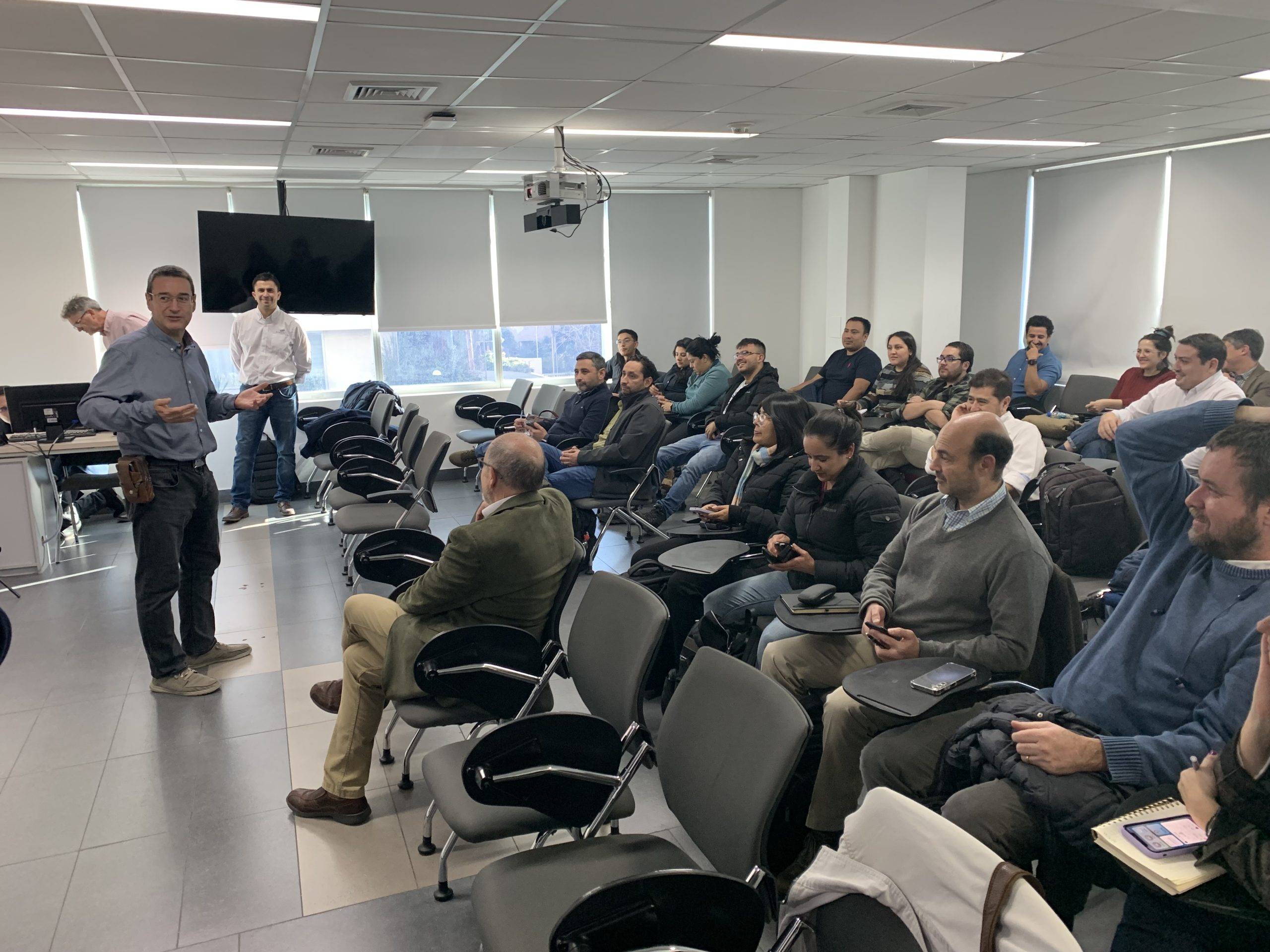 Gerente técnico JVRM participó conversatorio sobre políticas hídricas y gestión de agua para riego