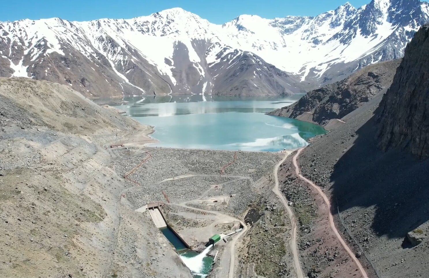 • El Gran Santiago se abastece a través de fuentes superficiales y subterráneas, donde el río Maipo cumple un rol vital para la demanda de suministro para los distintos usos.