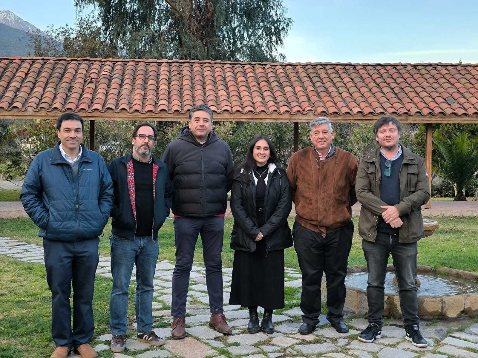 Visita de la Junta de Vigilancia de la Cuenca del Biobío a la Junta de Vigilancia del Río Maipo fortalece la colaboración en gestión hídrica Con el objetivo de compartir experiencias y fortalecer el trabajo colaborativo entre organizaciones de usuarios de agua, representantes de la Junta de Vigilancia de la Cuenca del Río Biobío (JVBB) visitaron recientemente las instalaciones de la Junta de Vigilancia Río Maipo Primera Sección (JVRM). La jornada se centró en conocer el funcionamiento del Centro de Control y los sistemas de monitoreo y redistribución de aguas implementados en la cuenca del Maipo, destacada por su complejidad y eficiencia.