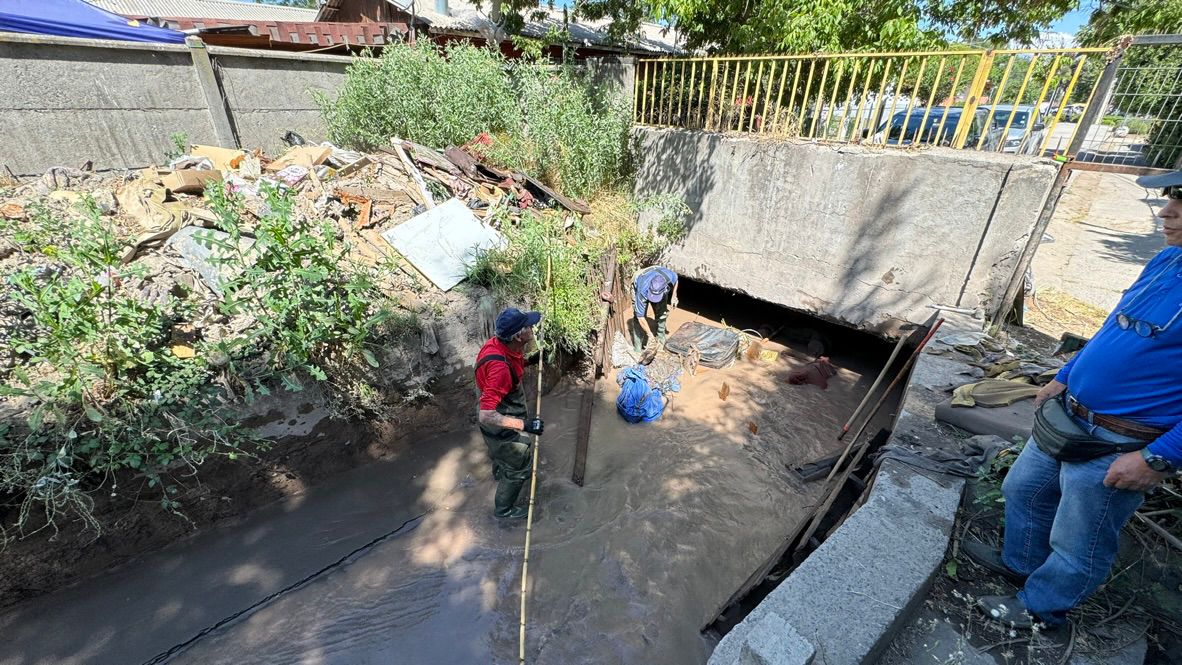 Canales de regadío tapados en el río Maipo